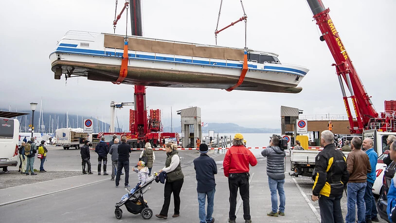 Das Motorschiff MS Schwyz wurde am Montag aus dem Zugersee gehoben.