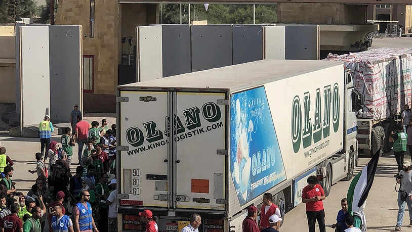 Die ersten Lastwagen mit Hilfsgütern für den Gazastreifen passieren am Samstag den Grenzübergang Rafah. Foto: Amr Adel/dpa
