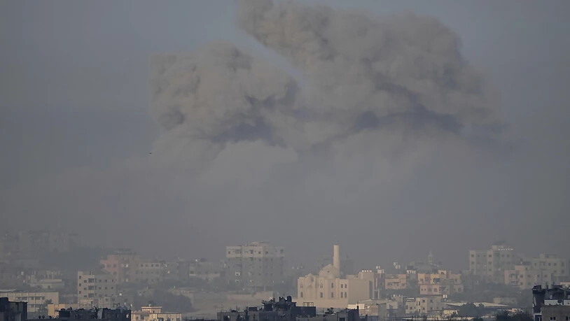 Nach der Explosion an einem Krankenhaus in Gaza beschuldigen sich Israel und die Hamas gegenseitig. Foto: Ariel Schalit/AP/dpa