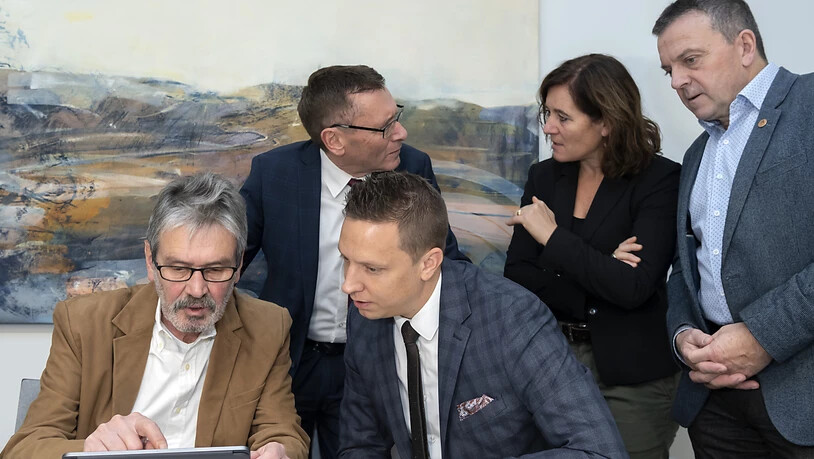 Christian Imark (SVP), vorne rechts, und Franziska Roth (SP), hinten Mitte, kämpfen um den zweiten Ständeratssitz des Kantons Solothurn. (Archivbild von 2019)