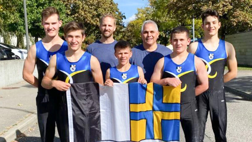 Bündner Team: Die Geräteturner Gian-Marco Hagmann, Fabio Mengelt, Massimiliano Curcio, Tiziano Caviezel und Ramun Fetz sowie die Leiter Jan Rutzer und Claudio Caviezel (von links nach rechts) sind an den Schweizer Meisterschaften in Bulle im Einsatz.