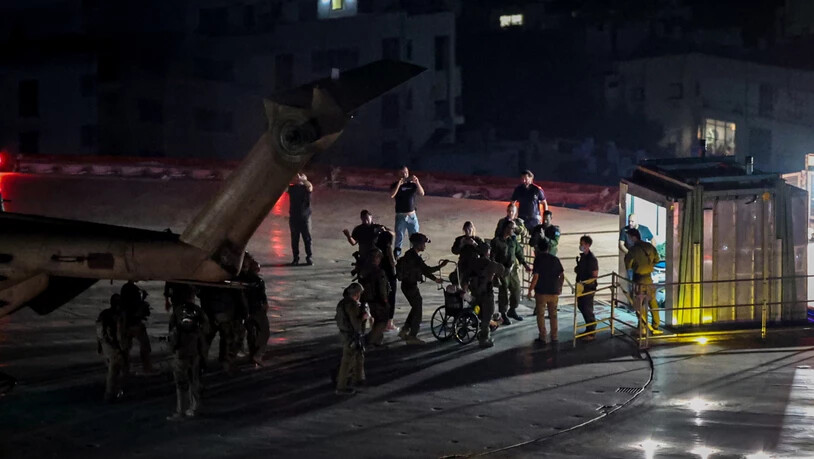Eine der befreiten Geiseln kommt in einem Helikopter des israelischen Militärs auf dem Dach eines Krankenhauses in Tel Aviv an. Foto: Ilia Yefimovich/dpa