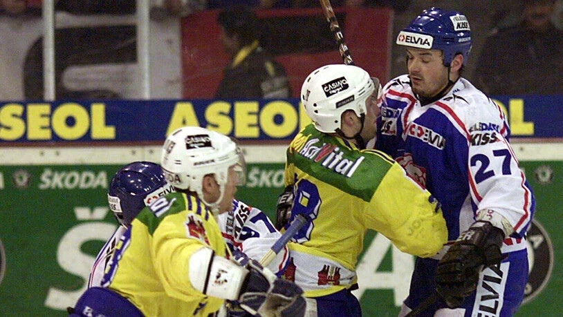 Zuverlässiger Verteidiger: ZSC-Spieler Edgar Salis (rechts) während eines Play-off-Viertelfinalspiels gegen den HC Davos im Februar 2000.