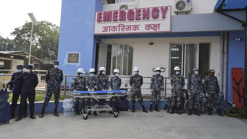 Sicherheitsbeamte stehen Wache im Bheri Krankenhaus in Nepalgunj, in das Menschen aus den vom Erdbeben betroffenen Gebieten zur Behandlung gebracht werden. Foto: Niranjan Shrestha/AP/dpa