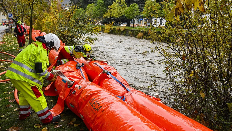 Im waadtländischen Aigle richtete die Feuerwehr mobile Dämme ein.