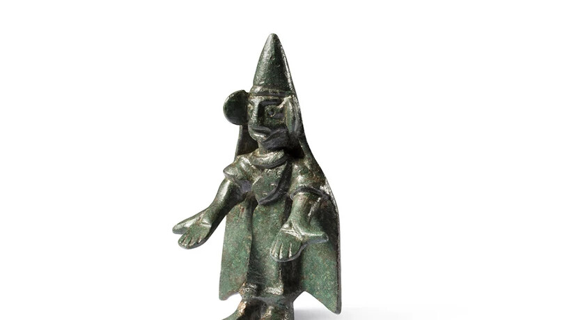 Eine von vielen kleinen Bronze-Votivfigürchen in der Ausstellung "Iberer" im Antikenmuseum Basel.