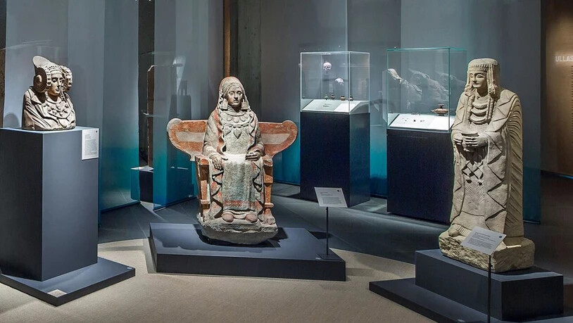 Drei grosse Frauenstatuen in der Ausstellung "Iberer" im Antikenmuseum Basel.