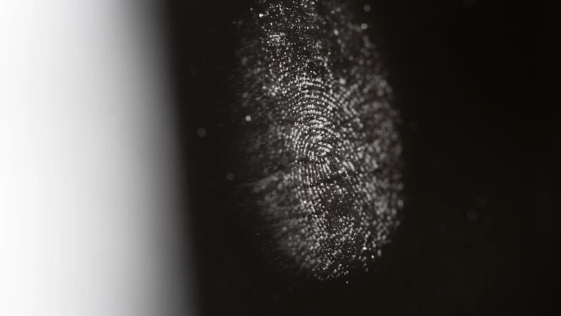 Ein Fingerabdruck auf einem Bildschirm: Ab 2026 soll schweizweit ein elektronischer Identitätsnachweis angeboten werden. Der Bundesrat setzt auf eine staatliche Lösung. (Archivbild)