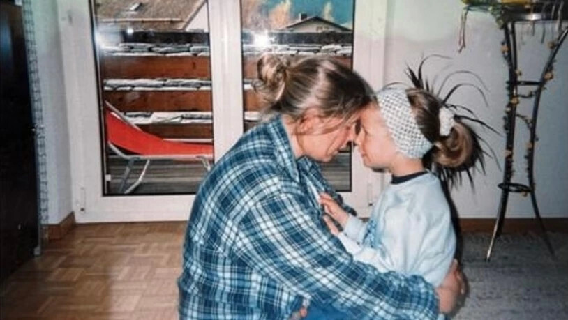 Die Welt scheint in Ordnung: Laura Brülisauer und ihre Mutter umarmen sich.
