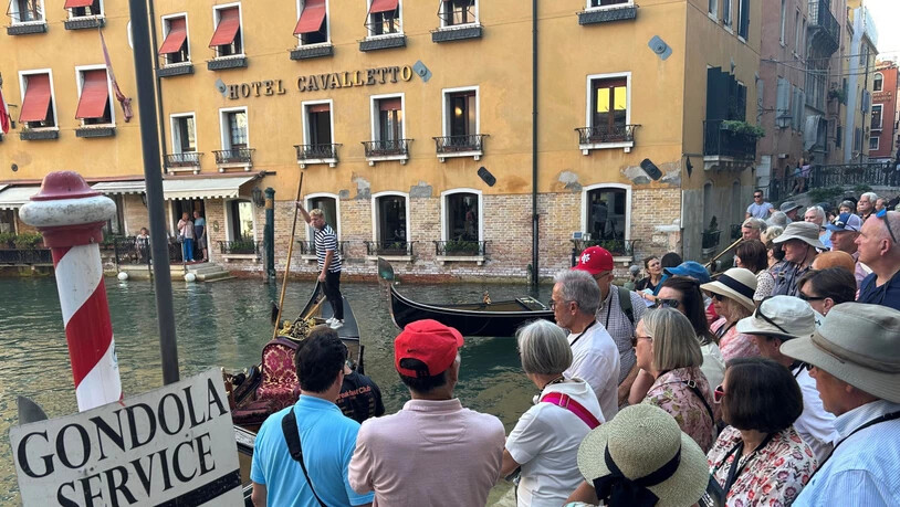 ARCHIV - Eine Besuchergruppe wartet auf das Eintreffen von Gondeln. Foto: Christoph Sator/dpa