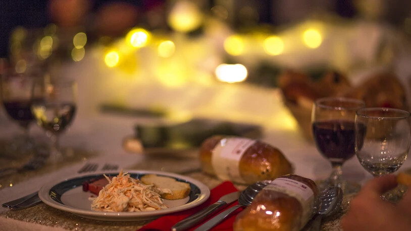 Gemeinsam statt einsam an der Weihnachtsfeier mit kostenlosem Nachtessen am 24.12. um 18 Uhr im Comander, Bild zVg.)