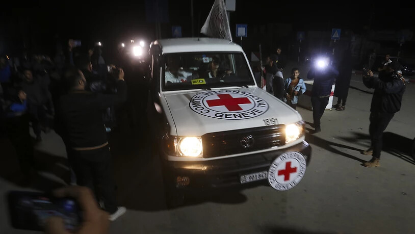 Ein Konvoi des Roten Kreuzes mit israelischen Geiseln fährt vom Gazastreifen nach Ägypten während eines vorübergehenden Waffenstillstands zwischen Israel und der Hamas. Foto: Hatem Ali/AP/dpa