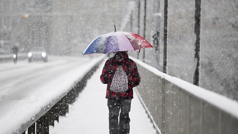Der Schirm war am Donnerstagmorgen dringend nötig: Passant auf der Berner Kirchenfeldbrücke.