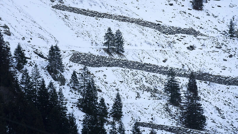 Auf der Sustenstrasse zwischen Meien und Färnigen UR herrschte am Freitagmorgen Lawinengefahr. Der betroffene Abschnitt ist laut Alertswiss gesperrt. (Symbolbild)