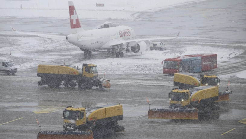 Schneeräumungsfahrzeuge am Samstag auf dem Flughafen Zürich-Kloten.
