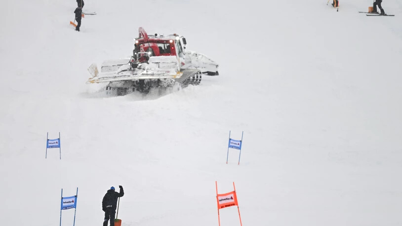 Im Einsatz: Auch das Pistenfahrzeug bringt den Neuschnee nicht aus der Weltcupstrecke Corviglia.