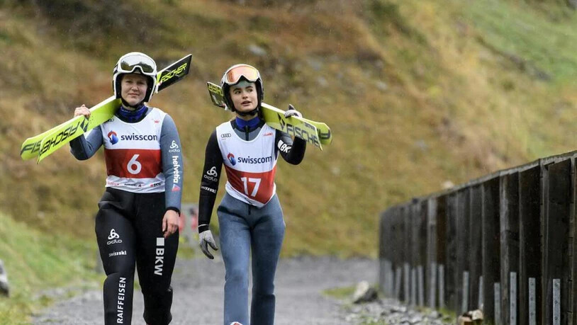 Sina Arnet (rechts) während des Trainings der Skispringerinnen in der Nordic Arena in Kandersteg