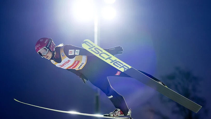 Joséphine Pagnier holt in Engelberg den Sieg im ersten Spirngen