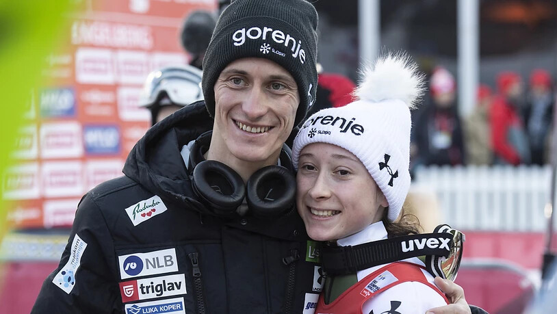 Peter Prevc umarmt seine Schwester und Siegerin Nika Prevc