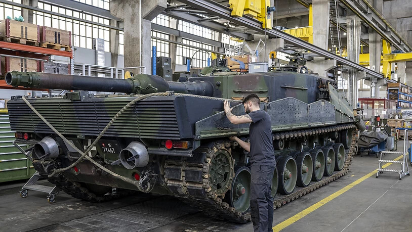 Ein Mechaniker wartet im März dieses Jahres die Raupen an einem Panzer vom Typ Leopard 2 in einer Wartungshalle der Ruag in Thun. (Archivbild)