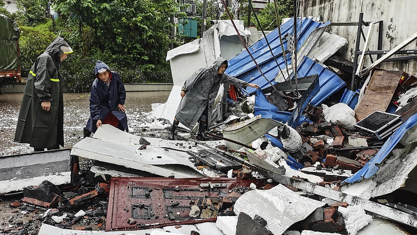 ARCHIV - Einsatzkräfte durchsuchen die Trümmer eines Hauses nach einem Erdbeben in der südwestchinesischen Provinz Sichuan im September 2021. Foto: Uncredited/CHINATOPIX/AP/dpa