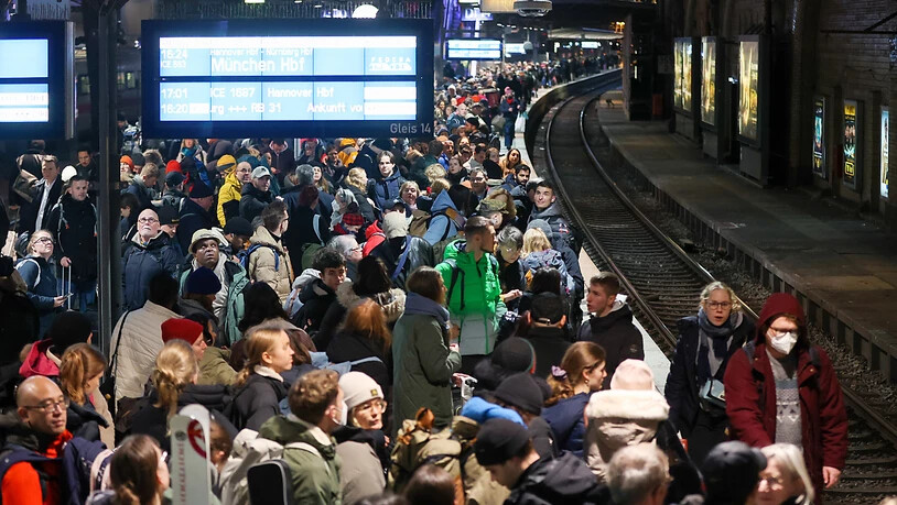 Sturmtief «Zoltan» sorgt für Ausfälle und Verspätungen im Fernverkehr. Reisende am Hamburger Hauptbahnhof warten vergeblich auf ihren Zug. Foto: Bodo Marks/dpa