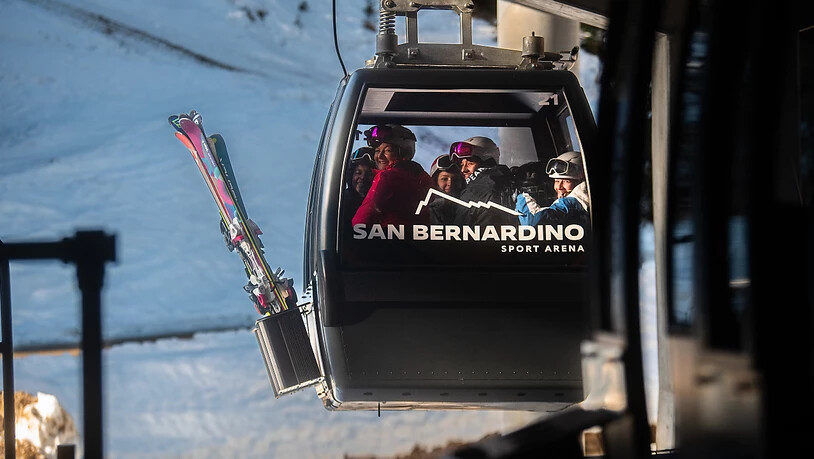 Neue Gondeln bringen Skifahrer ins Wintersportgebiet Confin in San Bernardino, das nach jahrelanger Schliessung am Mittwoch wiedereröffnet wurde.