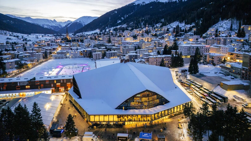 Postkartenbild: Das Davoser Eisstadion präsentiert sich von der schönsten Seite. 