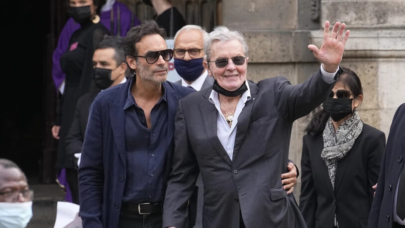 Der schweizerisch-französische Schauspieler Alain Delon (Rechts) und sein Sohn Anthony an der Beerdigung ihres Kollegen Jean-Paul Belmondo in Paris im Jahr 2021. (Archivbild)