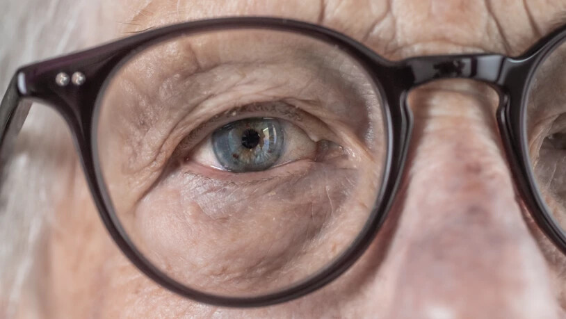 Während Lesebrillen bei Altersweitsichtigkeit Abhilfe schaffen, helfen die Sehhilfen bei anderen Augenerkrankungen nicht. - Augenarzt-Praxis Tittwiesen