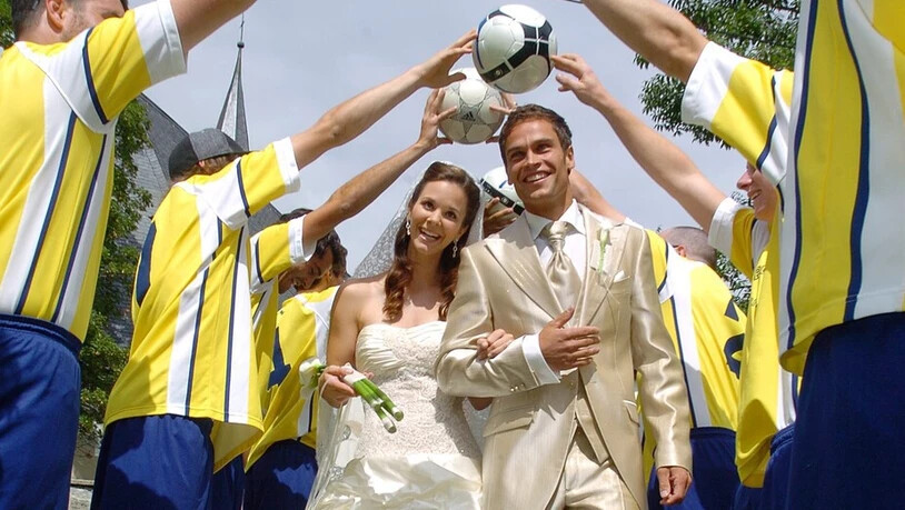 Noch glückliche Zeiten: Ex-Mister Schweiz Renzo Blumenthal hat seine langjährige Freundin Ladina Cadisch 2007 in Vella kirchlich geheiratet.