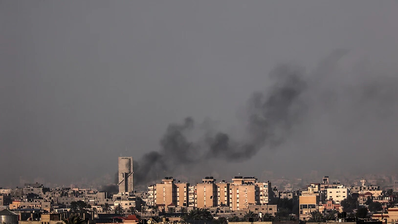 Nach israelischen Angriffen steigt Rauch über Rafah im Gazastreifen auf. Foto: Abed Rahim Khatib/dpa