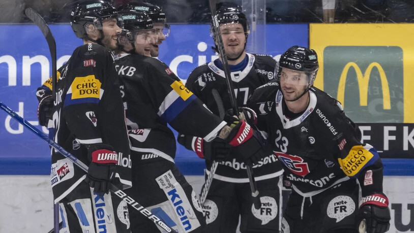 Fribourg-Gottéron mit Matchwinner Samuel Walser (rechts) übernimmt mit dem sechsten Sieg in Folge die Tabellenspitze