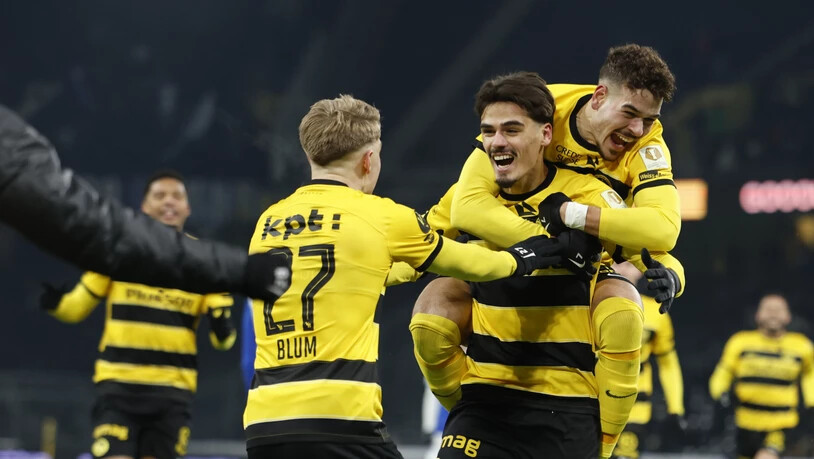 Donat Rrudhani wird nach dem Siegtreffer von seinen Mannschaftskollegen gefeiert