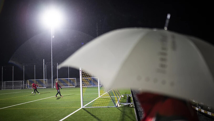 Umrüsten auf LED: Trainigsspiel der 2. Liga interregional zwischen dem FC Mels und dem FC Weesen bei Regen unter Flutlicht. (Archivbild)