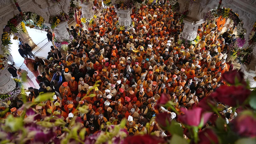 Sadhus, hinduistische heilige Männer, drängen sich, um kurz nach seiner Einweihung einen ersten Blick auf den Tempel zu werfen, der dem hinduistischen Gott Ram gewidmet ist. Foto: Rajesh Kumar Singh/AP