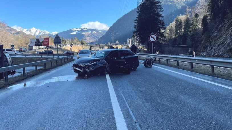 Frontale Kollision: Auf der Nationalstrasse von Grüsch in Richtung Landquart kollidierten zwei Autos miteinander.