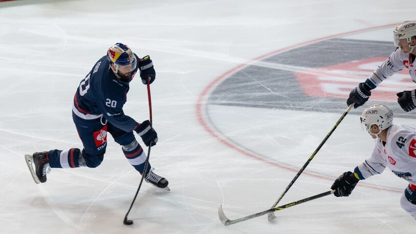 Der Münchener Andreas Eder im Duell mit dem EVZ in der Champions Hockey League der Saison 2022/23