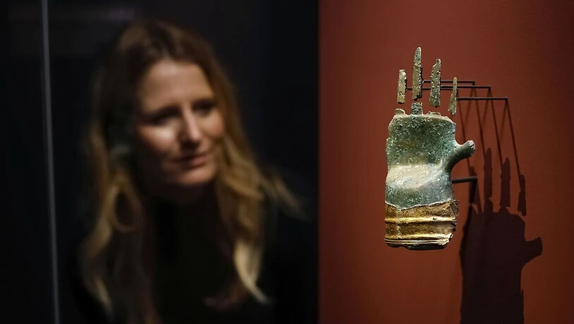 Die sogenannte Bronzehand von Prêles ist ein Herzstück der Ausstellung "Und dann kam Bronze!" im Bernischen Historischen Museum. Diese 3500 Jahre alte Hand gilt als die älteste in Europa bekannte Nachbildung eines menschlichen Körperteils in Bronze…