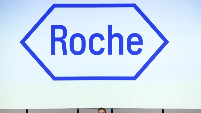 Der Pharmakonzern Roche hat 2023 einen Umsatzrückgang um 7 Prozent auf 58,7 Milliarden Franken verbucht. Der Reingewinn sank laut den Angaben vom Donnerstag um 9 Prozent auf 12,4 Milliarden Franken. (Archivbild)