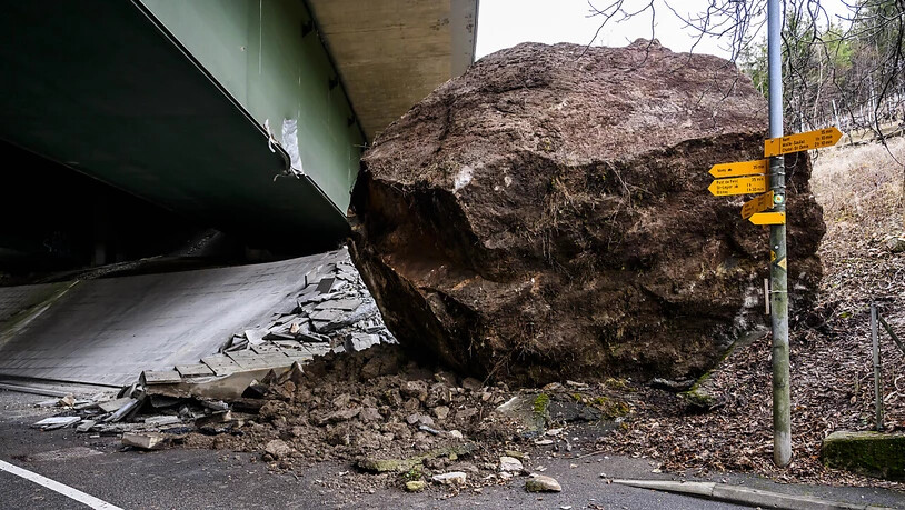Ein Felsblock prallte gegen einen Viadukt der Autobahn A9 in Corsier-sur-Vevey und hinterliess Spuren am Bauwerk.
