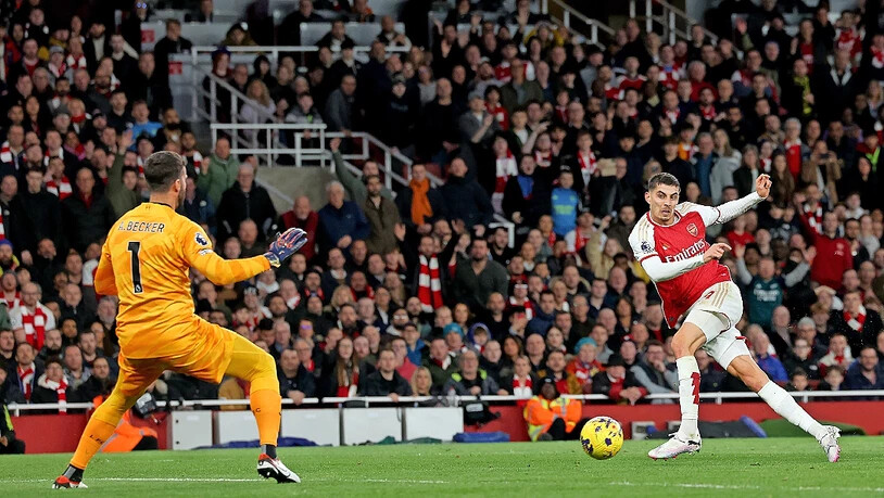 Umkämpfte Partie: Arsenals Kai Havertz (rechts) versucht Liverpools Torhüter Alisson Becker zu überwinden. 