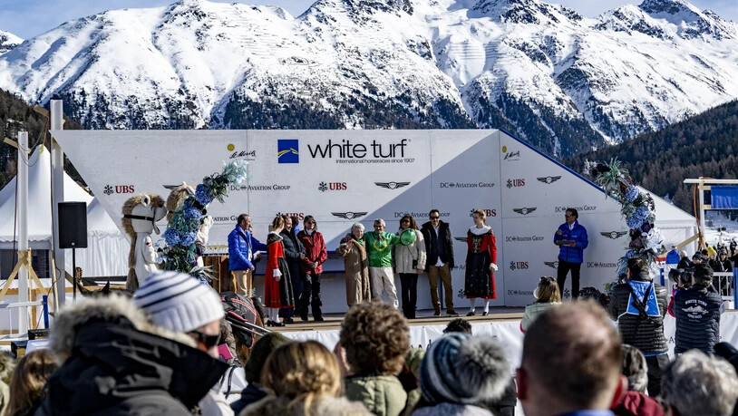 Siegerehrung mal anders: Die Bühne steht auf dem zugefrorenen See in St.Moritz.