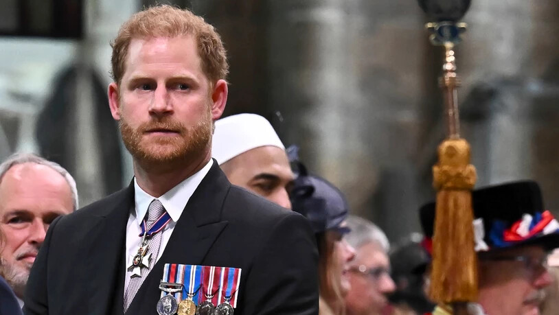 ARCHIV - Der britische Prinz Harry, Herzog von Sussex, sieht zu, wie sein Vater der britische König Charles III. nach seiner Krönung die Westminster Abbey im Zentrum Londons verlässt. Foto: Ben Stansall/POOL AFP/dpa