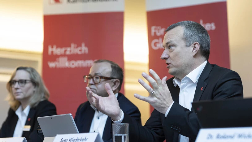 26 Millionen Franken Gewinn: Sven Wiederkehr (rechts), der CEO der Glarner Kantonalbank, erläutert vor den Medien das gute Geschäftsjahr 2023. 
