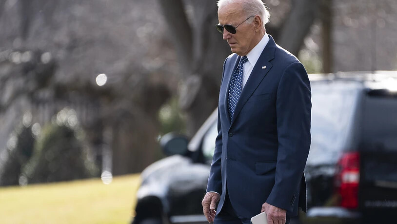 US-Präsident Joe Biden geht auf dem Südrasen des Weißen Hauses. Foto: Evan Vucci/AP