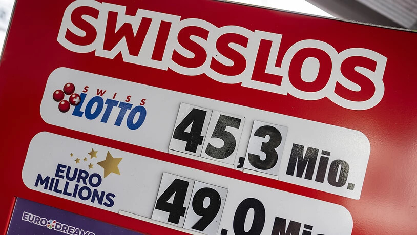 Der Jackpot im Swiss Lotto brachte gemäss Swisslos 750'000 Personen dazu, ihr Glück zu versuchen: Aushang in Stans für die Ziehung vom Samstag.