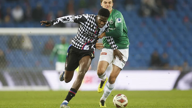 Thierno Barry setzt sich gegen den St. Galler Albert Vallci durch und lässt den FC Basel weiter auf die Meisterrunde hoffen