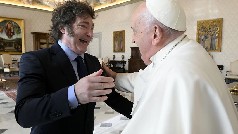 HANDOUT - Dieses von Vatican Media zur Verfügung gestellte Bild zeigt Javier Milei, Präsident von Argentinien, und Papst Franziskus bei der Begrüßung im Rahmen einer Privataudienz im Vatikan. Foto: ---/VATICAN MEDIA/AP/dpa - ACHTUNG: Nur zur…