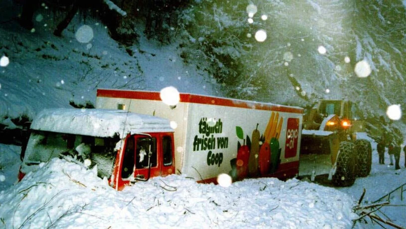 Chaos auf den Bündner Strassen: Ein Lawinenniedergang im zwischen Lenzerheide und Malix gelegenen Spinatobel macht die Weiterfahrt für diesen Lebensmitteltransport unmöglich, aufgenommen während des Lawinenwinters am 9. Februar 1999 vor 25 Jahren.